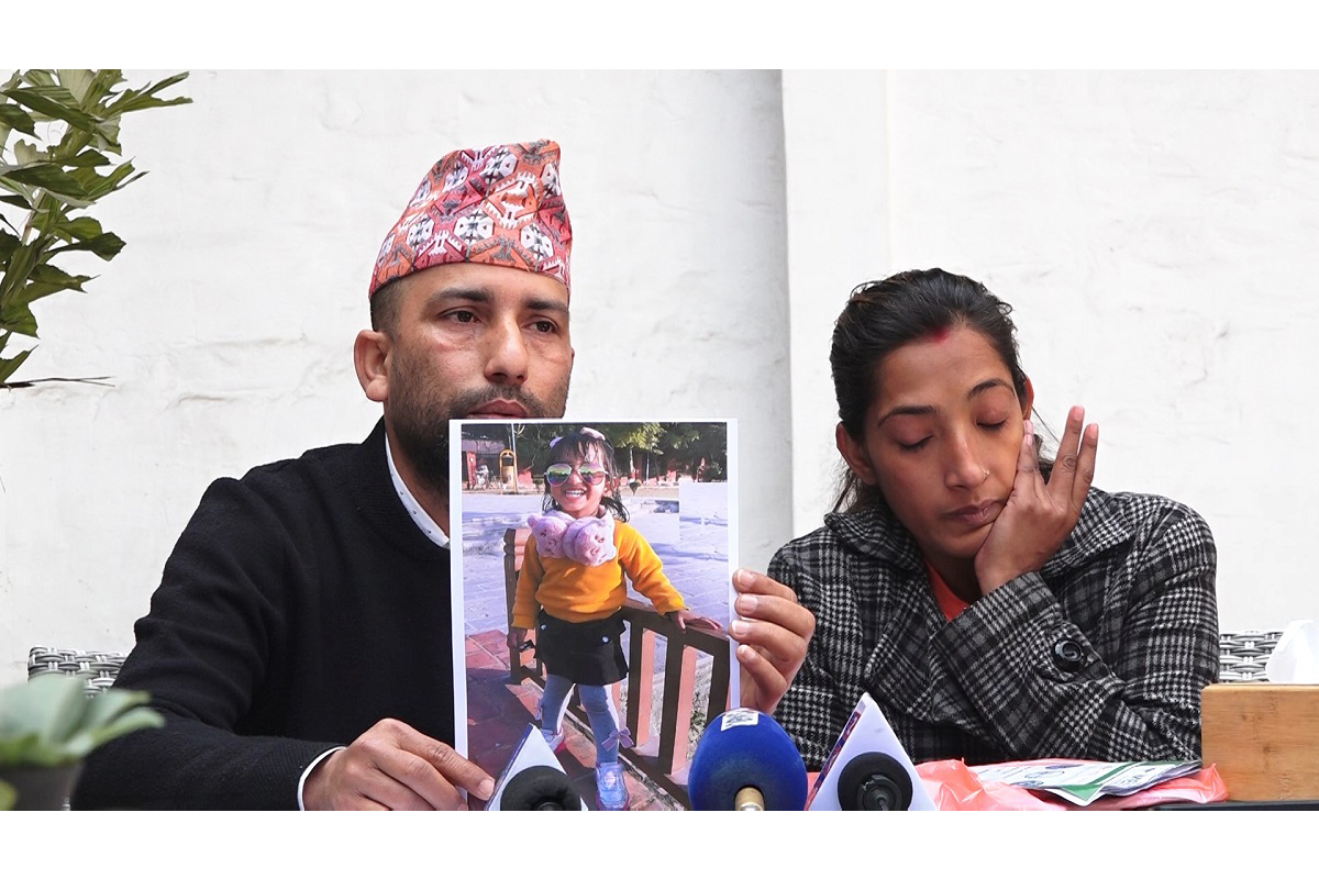 'अस्पतालको लापरबाही'ले छोरी गुमाएपछि न्याय माग्दैछन् यी बुबाआमा