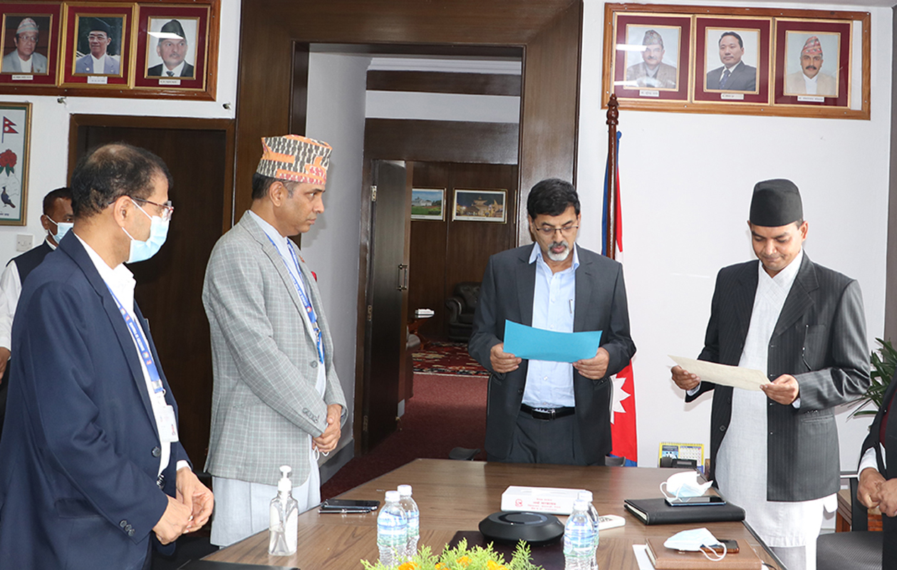 राजस्व सचिव कर्णले लिए कोष अध्यक्षको सपथ