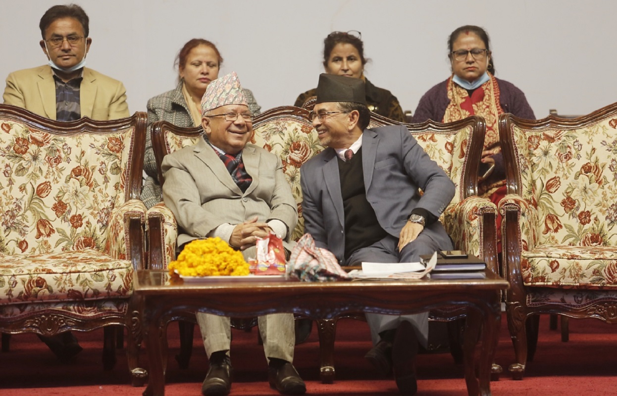 सरकार सञ्चालनमा कमजोरी नगर्न देउवालाई माधव नेपालको ध्यानाकर्षण