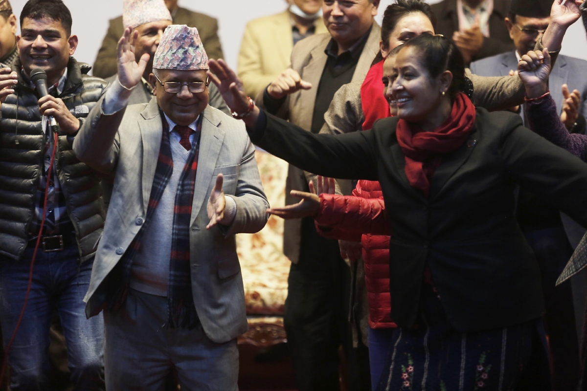 माकुने मुख्यमन्त्री डान्स