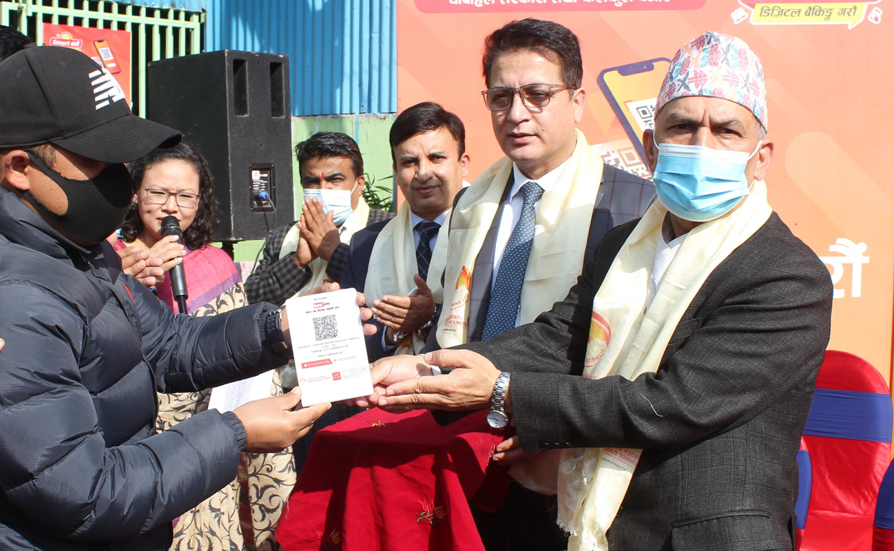 चाबहिल तरकारी बजारमा सनराइजकोे क्युआरबाट भुक्तानी सेवा सुरु