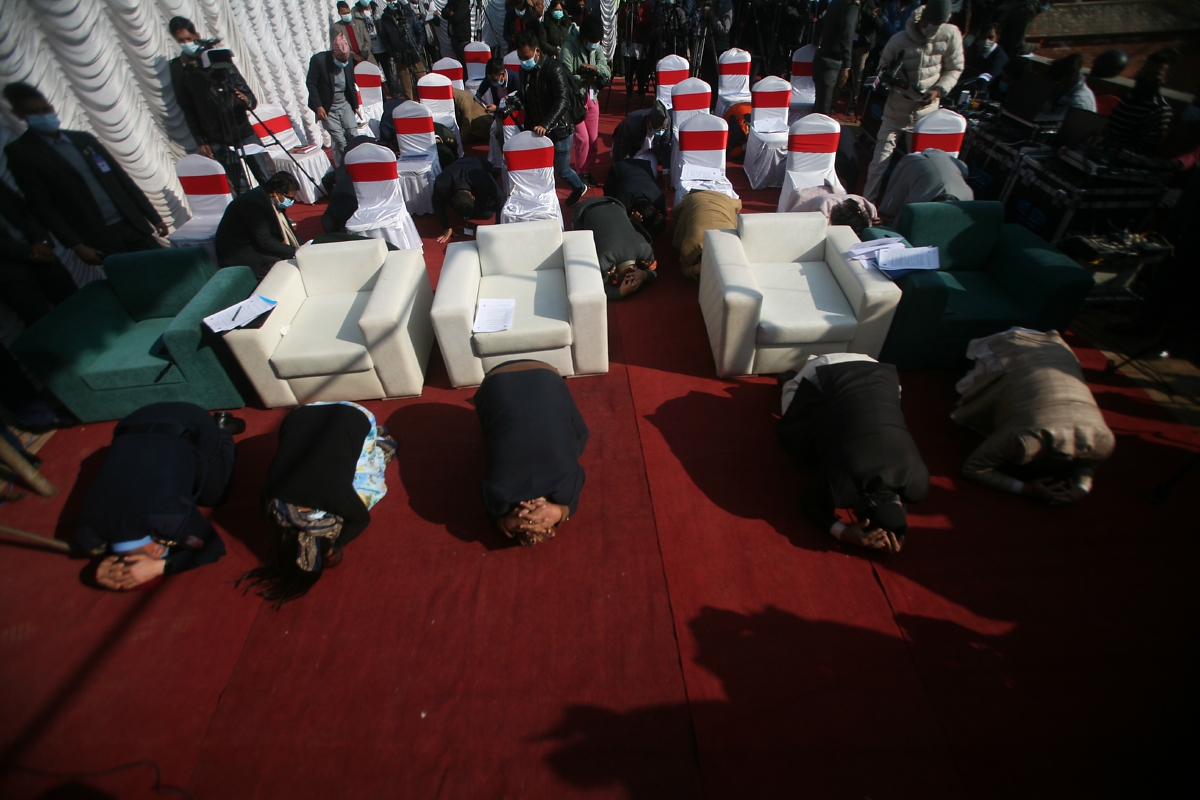 भूकम्पबाट बच्न मन्त्रीद्वयको रिहर्सल [तस्बिरहरू]