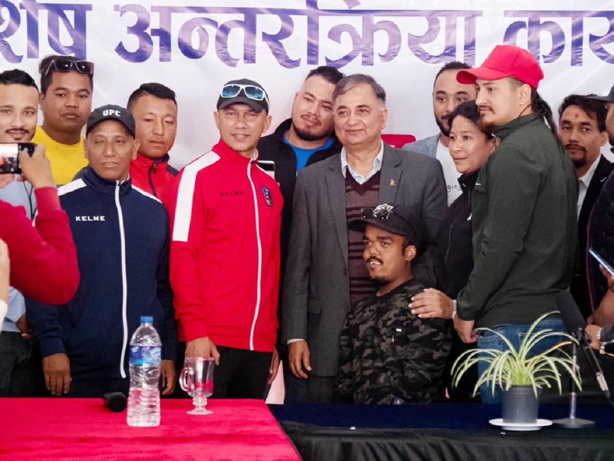 ईश्वर पोखरेललाई खेलाडीको साथ