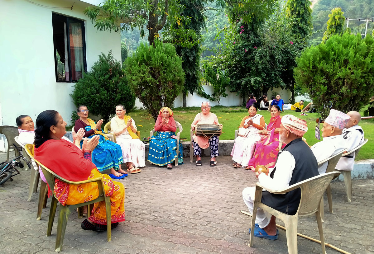 भजन कीर्तनमा भुल्दै ज्येष्ठ नागरिक