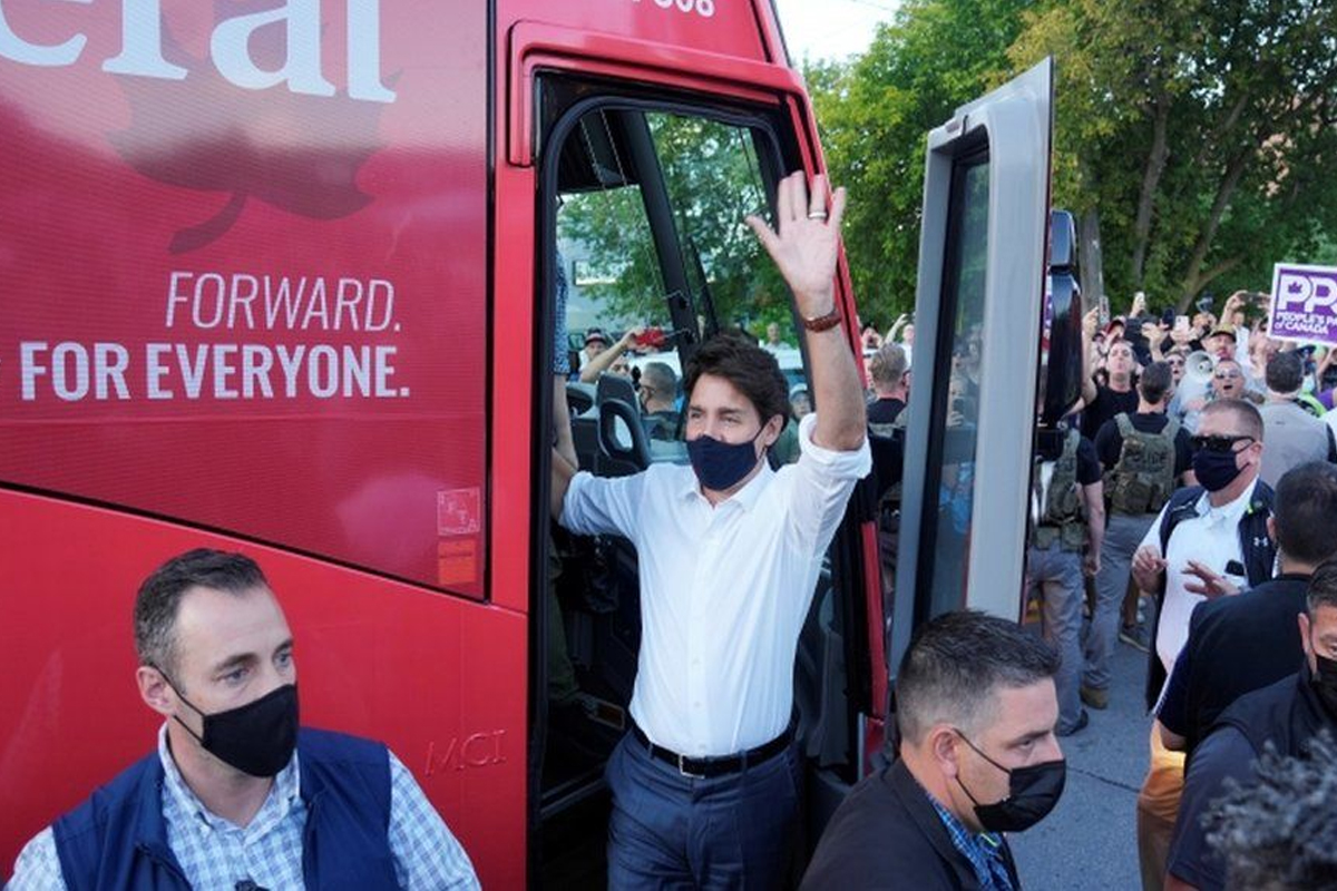 क्यानडाका प्रधानमन्त्रीलाई आन्दोलनकारीद्वारा ढुंगा प्रहार