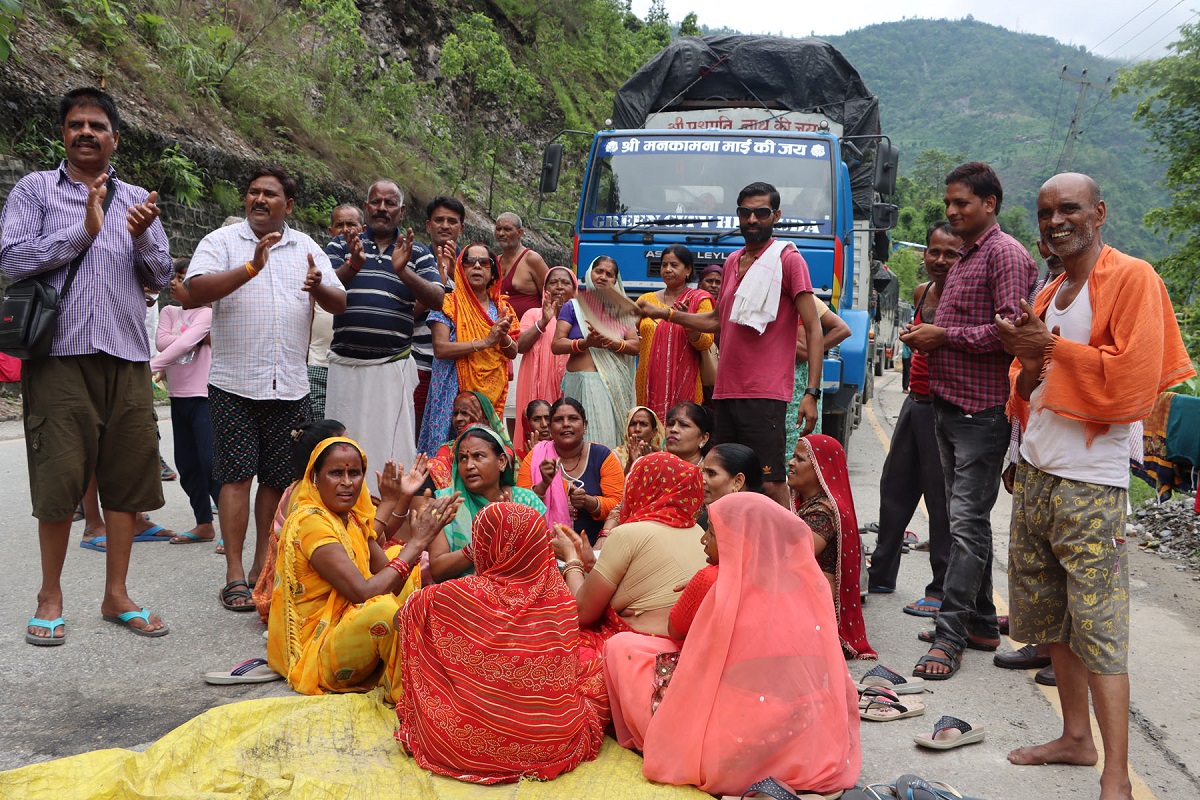 सडक अवरुद्ध भएपछि सडकमै यात्रुको नाचगान