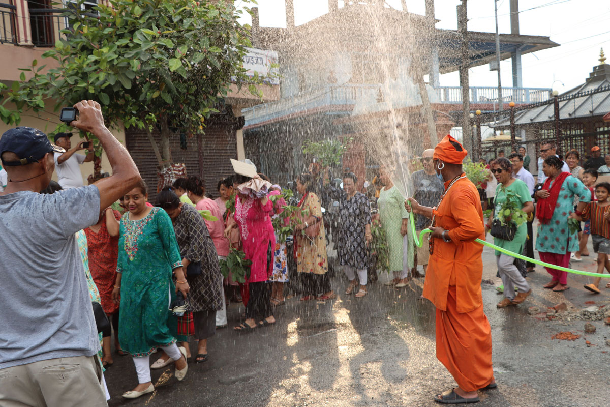 महादेवसँग पानी माग्दै जलधारा