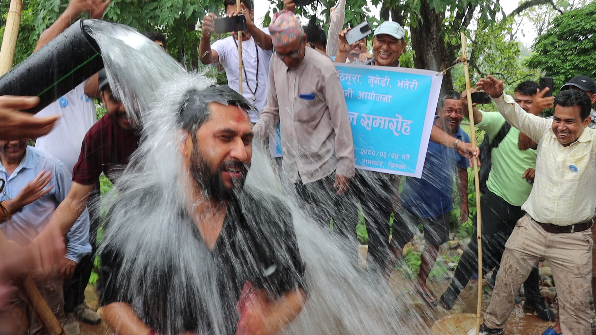 श्रमदानबाट खानेपानी आएपछिको खुसीमा नुहाए रविले