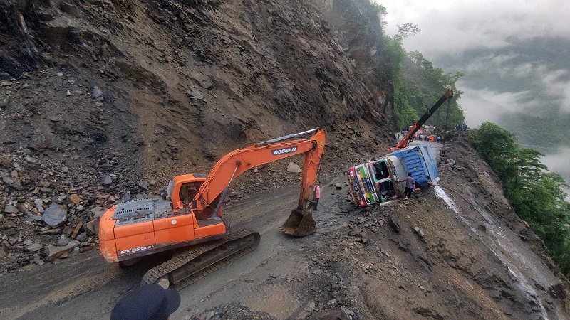 नारायणगढ-मुग्लिन सडकखण्डमा दुर्घटनामा परेको ट्रक