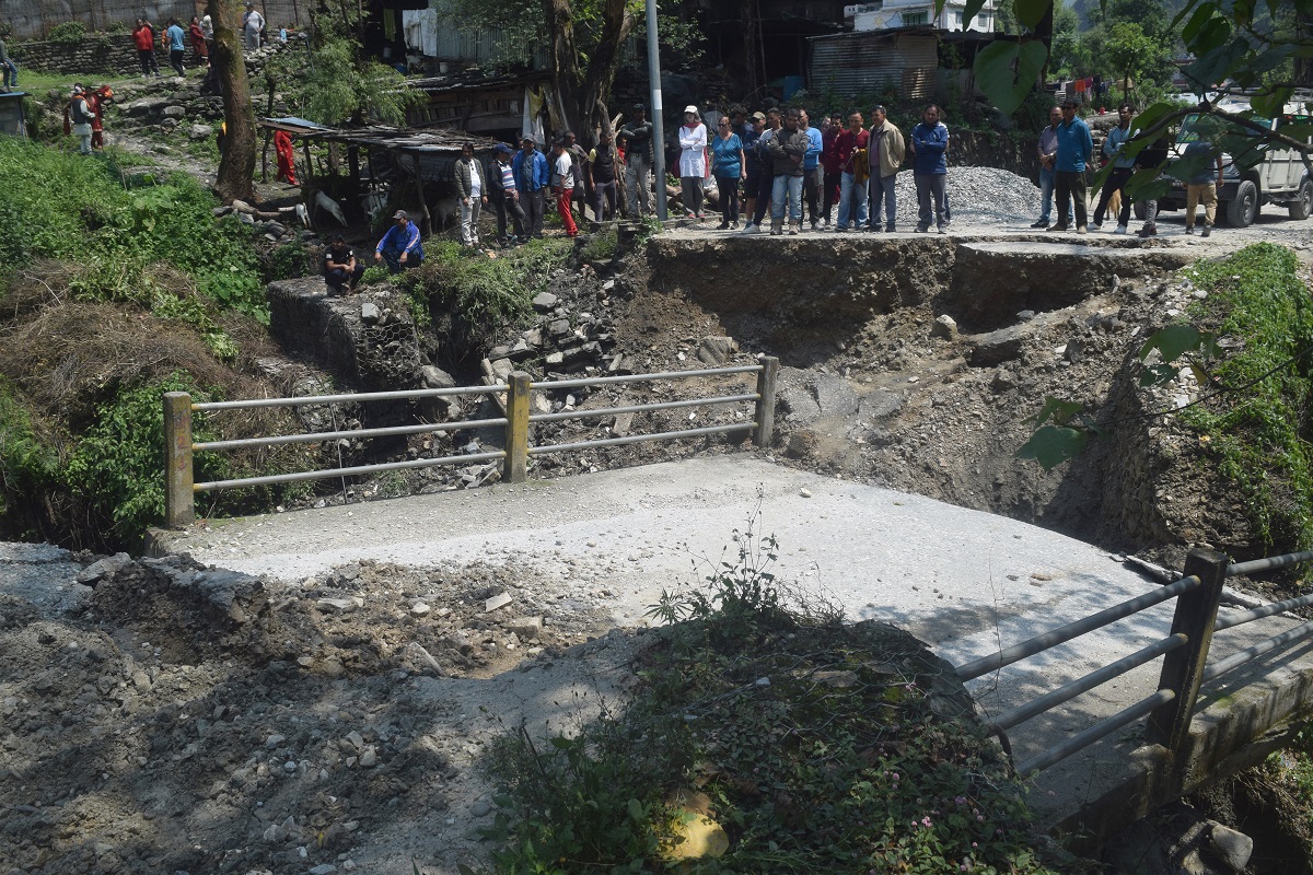 म्याग्दीको अन्नपूर्णमा पुल भासिएपछि अवरुद्ध बनेको सडक 