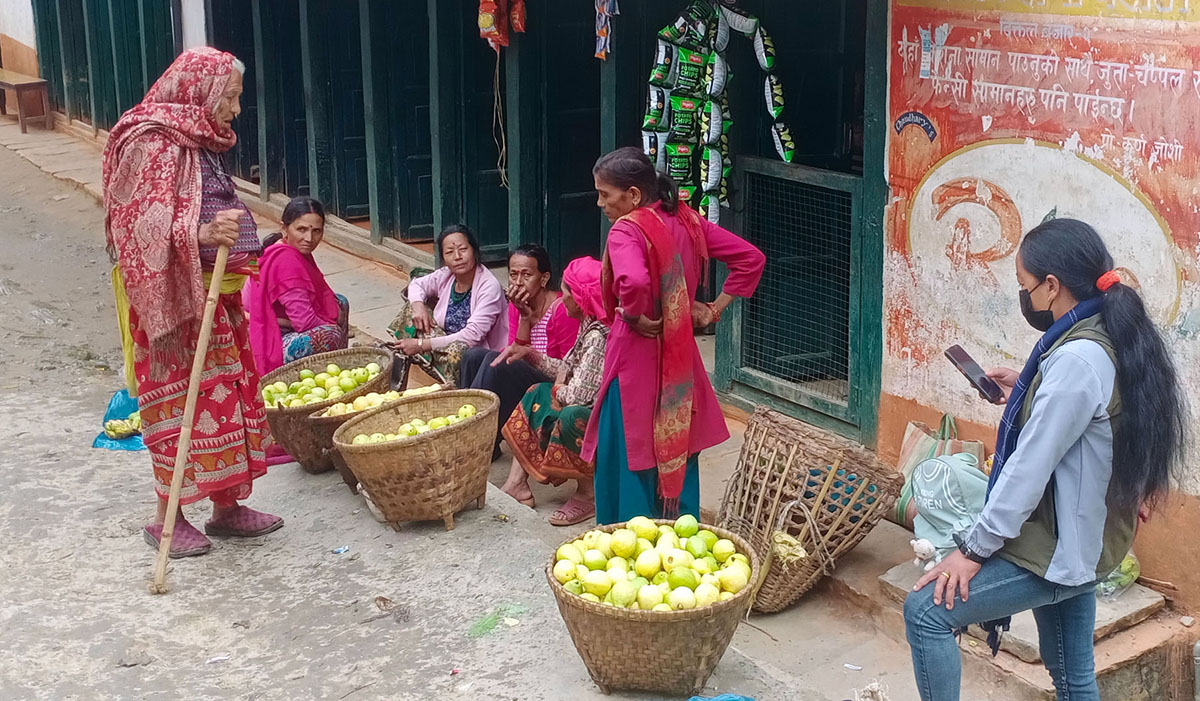 ग्रामीण बजारमा अम्बा किनबेच
