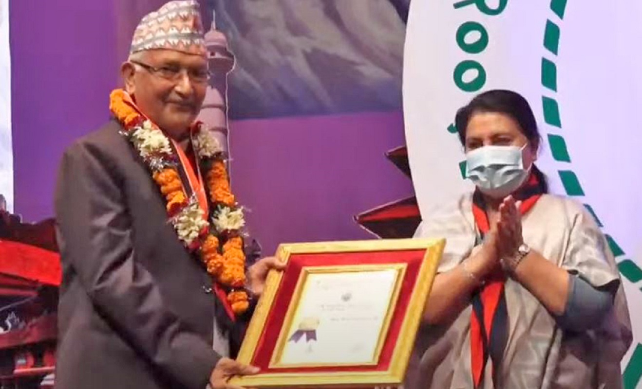 राष्ट्रपति भण्डारीले ओलीलाई दिइन् ‘मेधावी योगदान पदक’