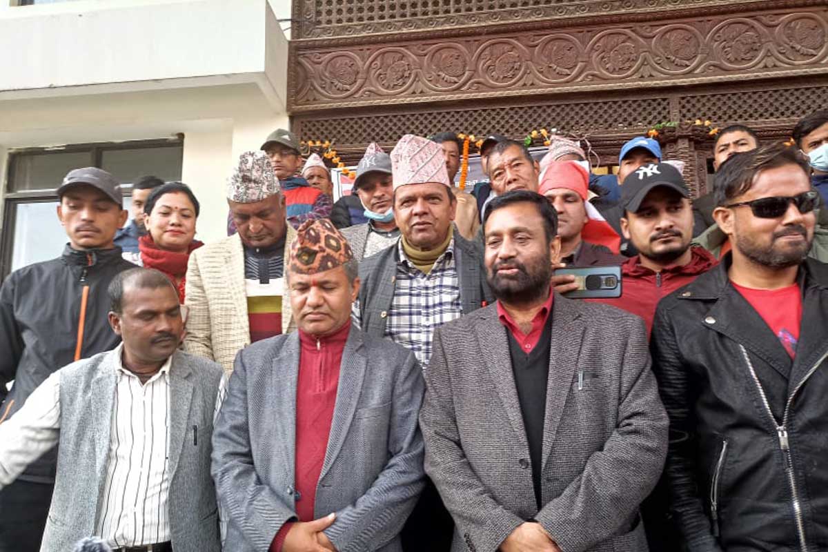 निधिको उपस्थितिमा डडेल्धुरा कांग्रेसको अनसन स्थगित