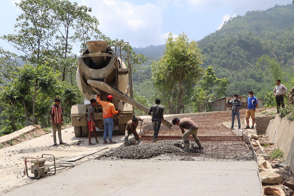 सिगाना बरेङ पुग्ने सडक ढलान गरिँदै