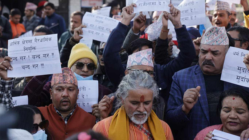 संस्कृतिमन्त्री किरातीको बर्खास्ती माग गर्दै पशुपति क्षेत्रमा प्रदर्शन
