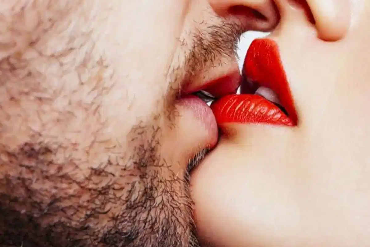 चुम्बनले स्वास्थ्यलाई गर्ने यी हुन् ७ फाइदा