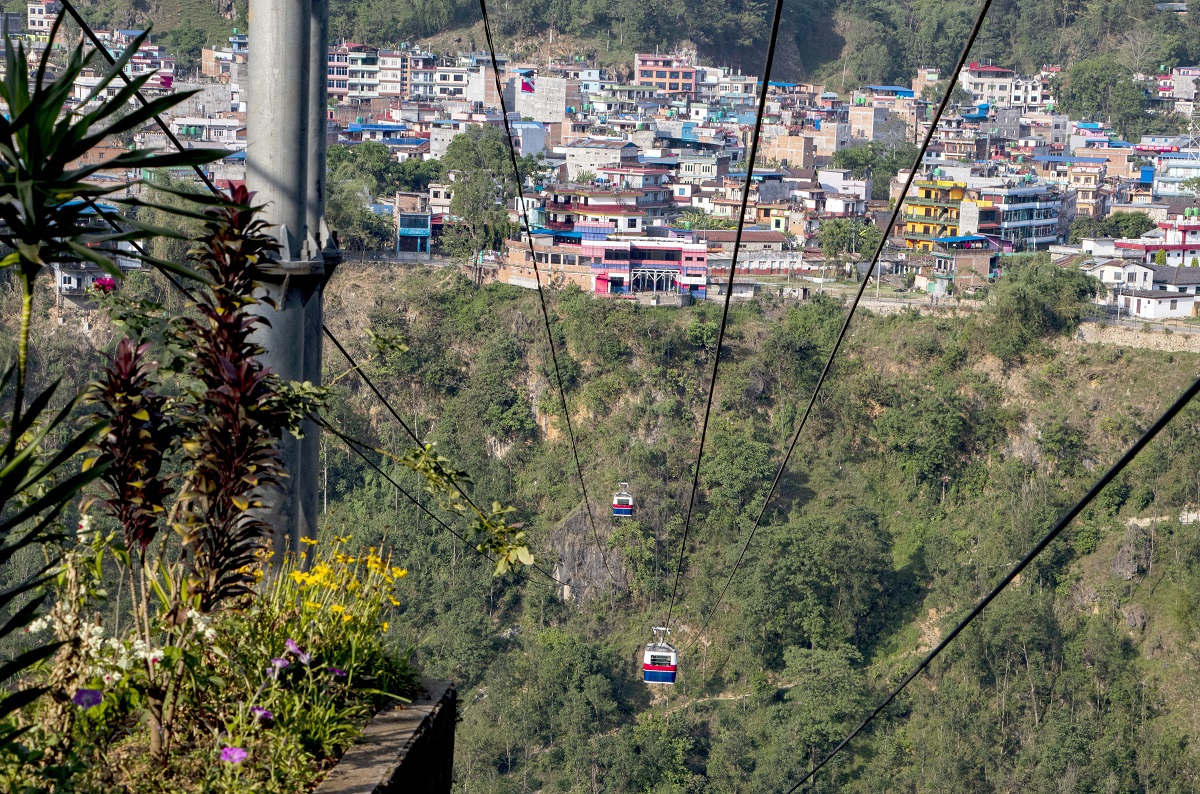 यान्त्रिक पुलको पृष्ठभूमिमा कुश्मा बजार