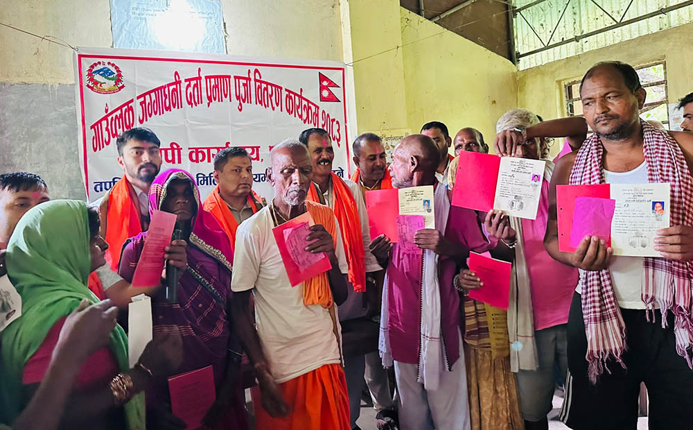 धनुषाका ३८८ परिवारले पाए लालपुर्जा