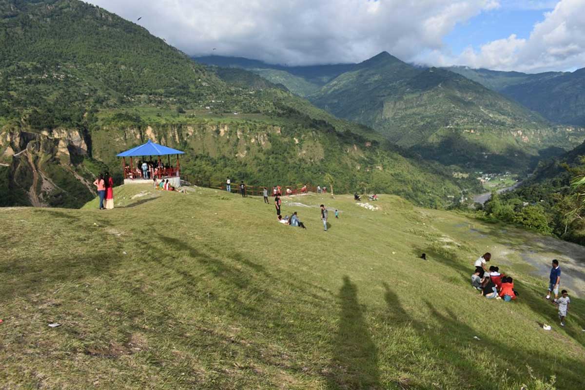 पर्यटक पर्खँदै रोमाञ्‍चक लभ्लीहिल