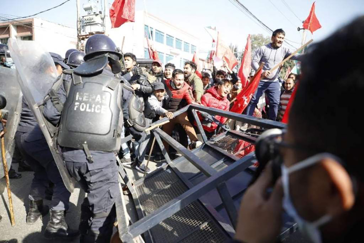 एमसीसीविरुद्ध संसद् भवन बाहिर प्रदर्शन [तस्बिरहरू]