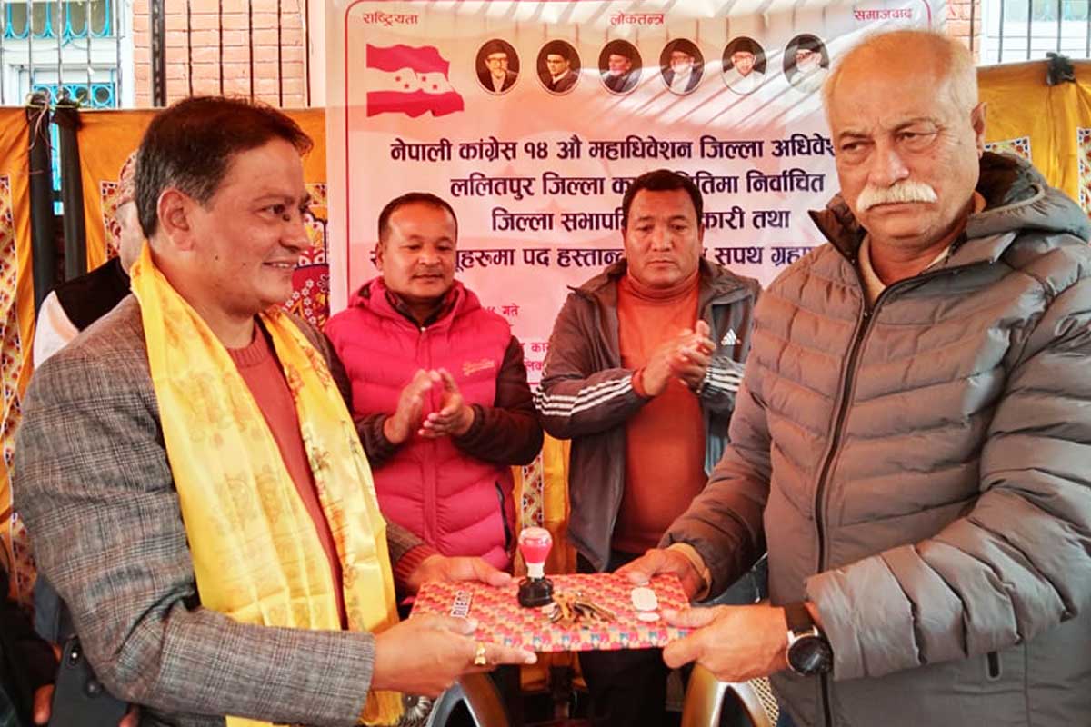जब मदनबहादुरले स्टेजबाट आफ्नो कुर्सी हटाउन लगाए