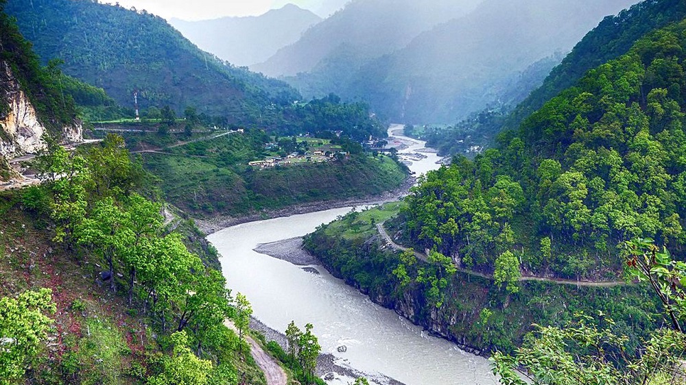 महाकाली नदी किनारमा बिच भलिबल खेलाइँदै