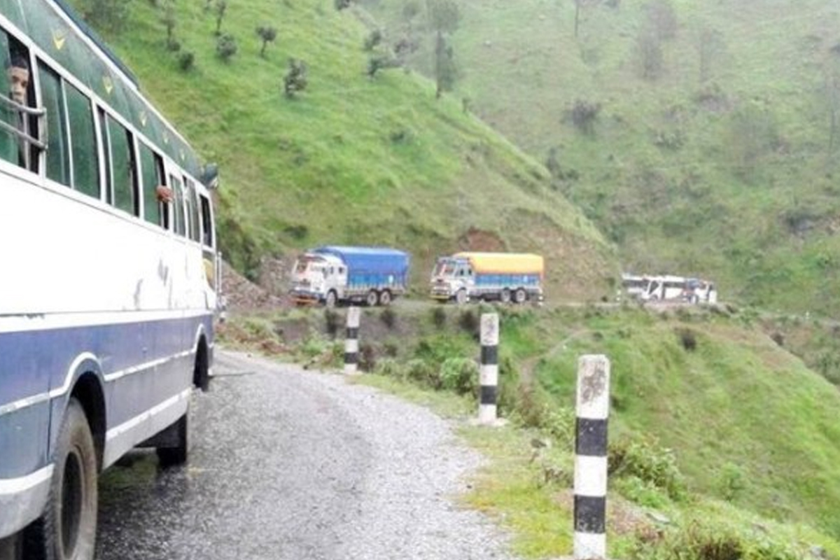 अवरुद्ध तीन राजमार्ग सञ्चालन