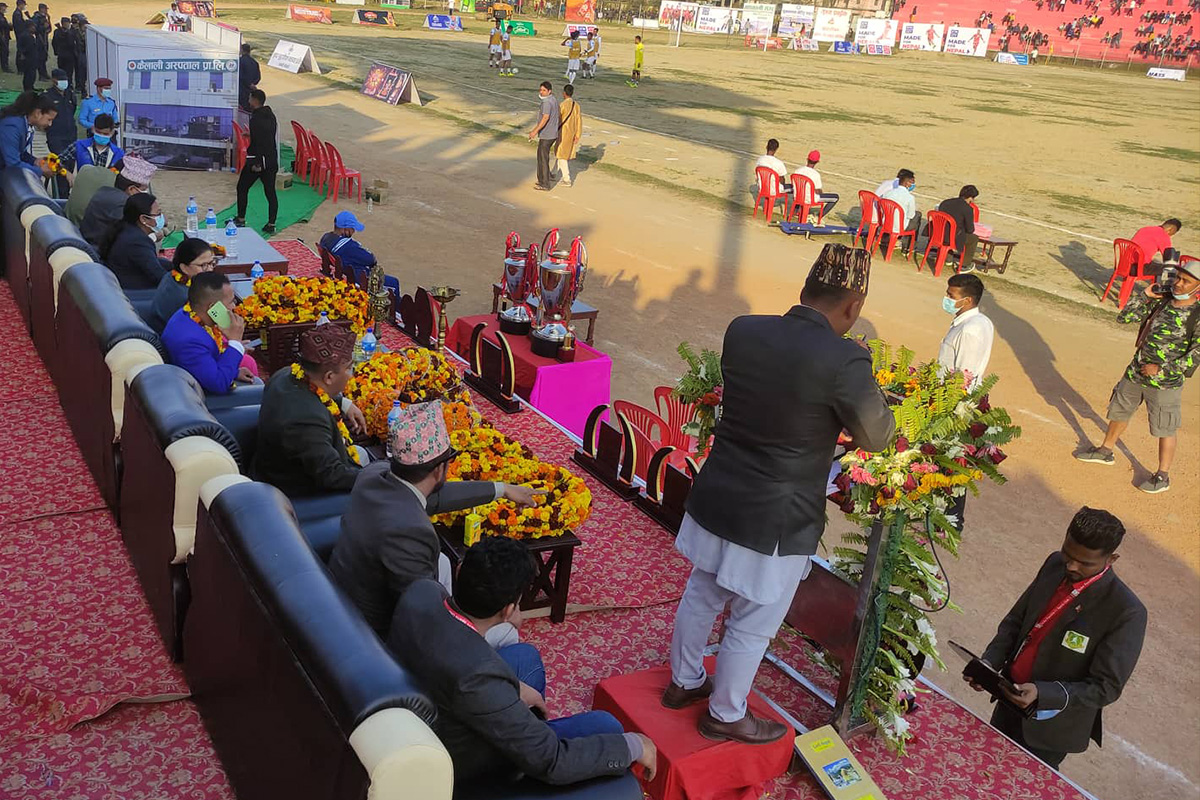 खप्तड गोल्डकप: मुख्यमन्त्रीलाई २१ किलोको माला