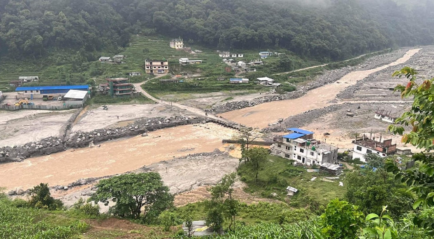 मेलम्ची खोलाले धार परिवर्तन गर्दा सडकमा बाढी, मेलम्ची-हेलम्बु सडक अवरुद्ध