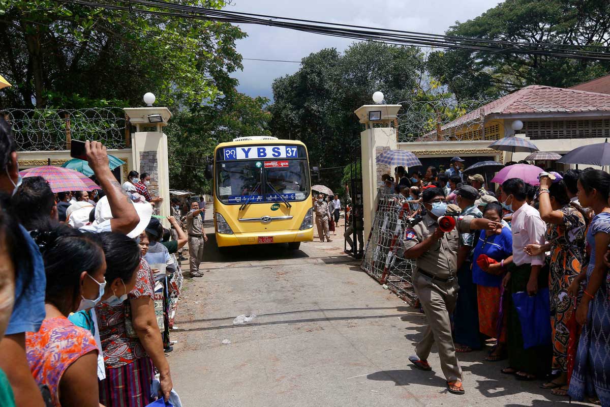 म्यानमारका जेलबाहिर आफन्तहरुको भीड