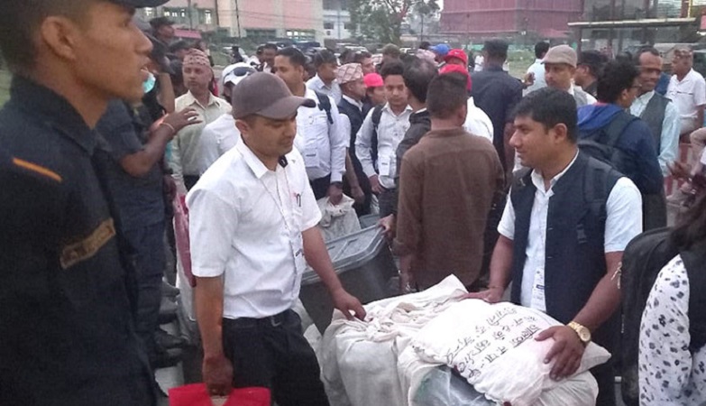 मतगणनास्थल आइपुगे चितवन २ का सबै मतपेटिका