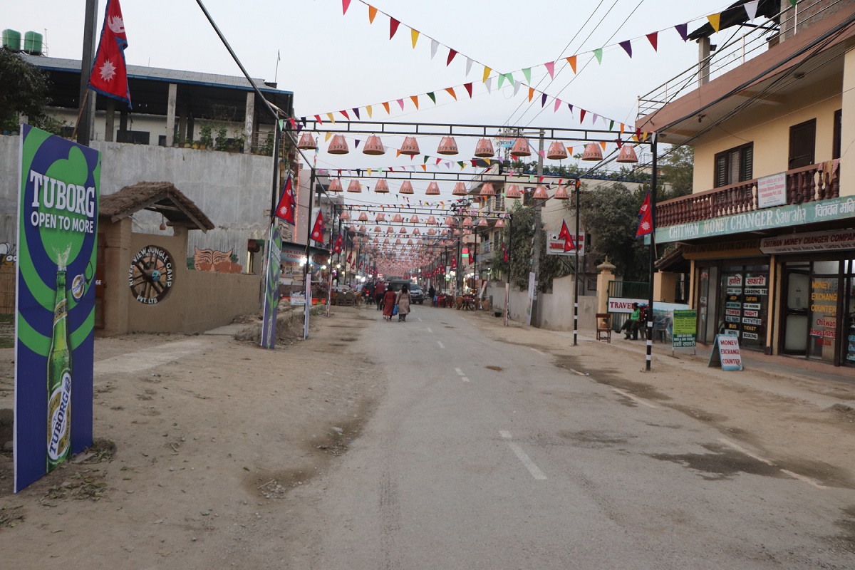 प्रेम दिवसलाई लक्षित गर्दै सिंगारिएको सौराहा