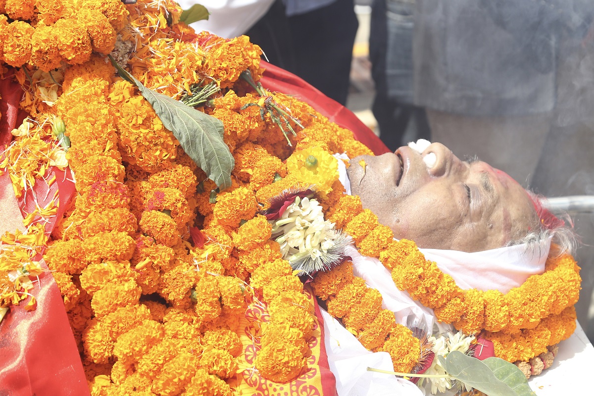 गिरीलाई अस्पतालदेखि आर्यघाटसम्म श्रद्धाञ्जली [फोटो फिचर]