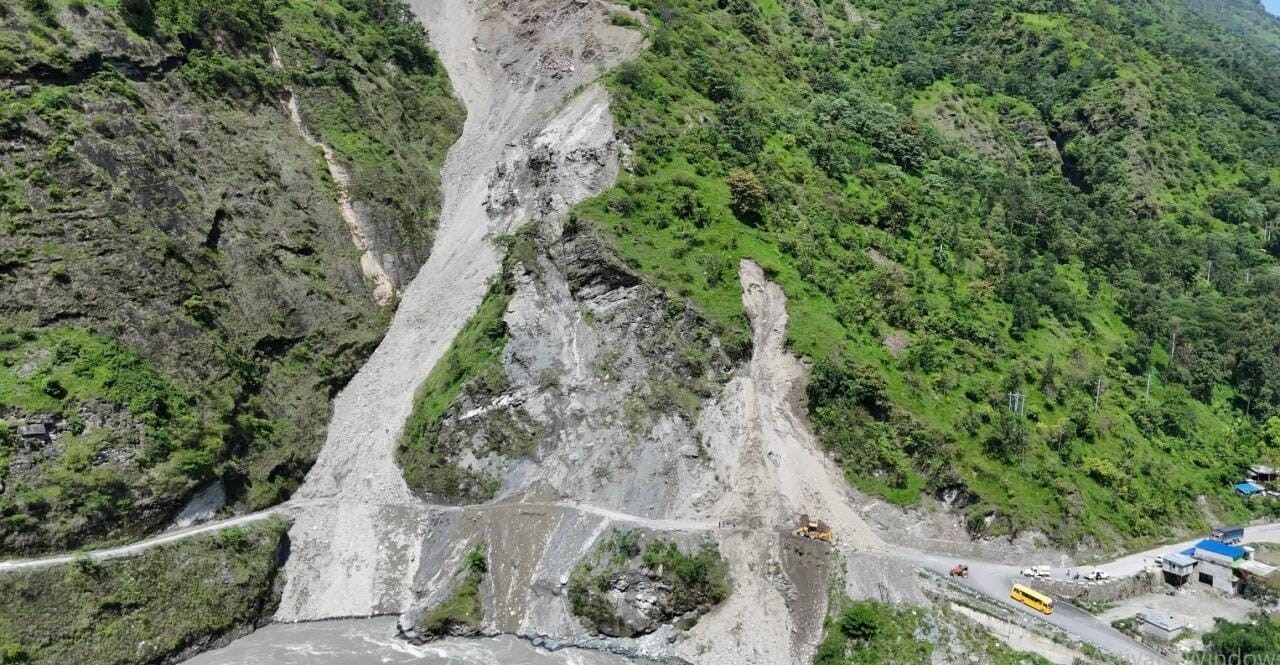 फापरखेतको पहिरोले पश्चिम म्याग्दीको यातायात प्रभावित