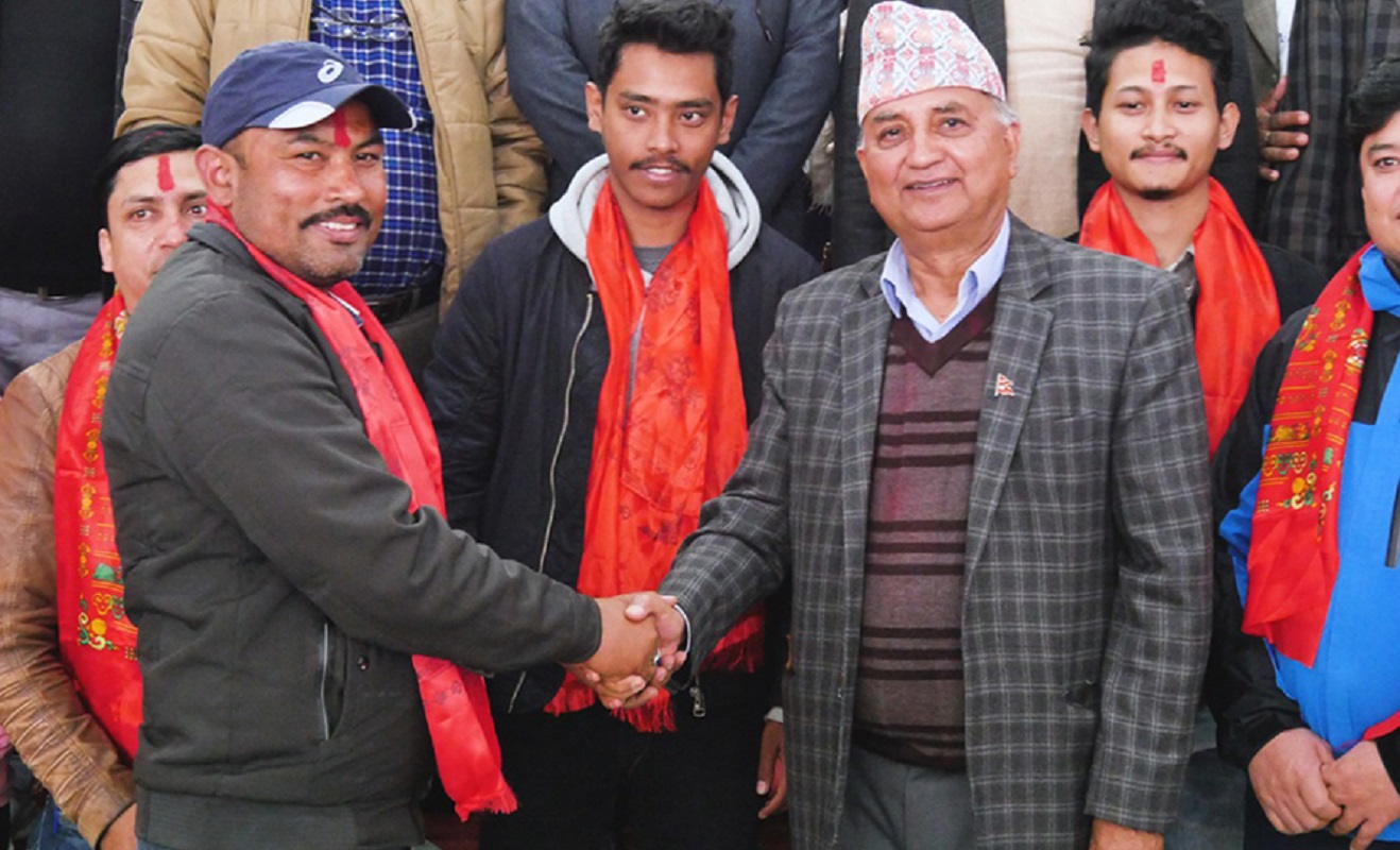माओवादीबाट टोखाको मेयर उम्मेदवार श्रेष्ठ एमाले प्रवेश