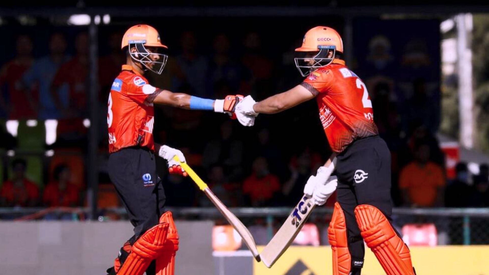 चितवन राईनोजद्वारा पोखरा एभेन्जर्सलाई दियो १२१ रनको लक्ष्य 