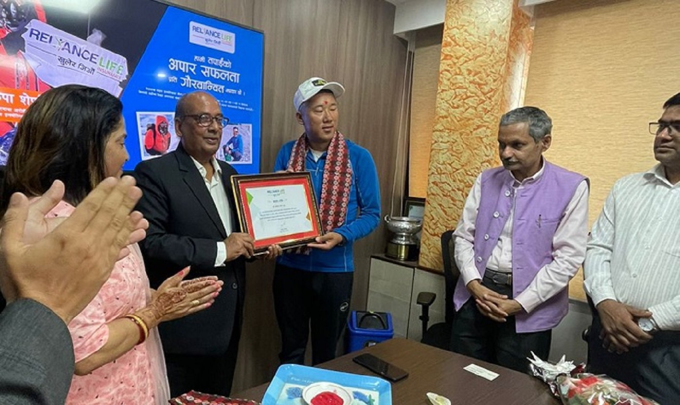सगरमाथाको चुचुरोमा रिलायन्स लाइफको ब्यानर, दाकिपा शेर्पा सम्मानित