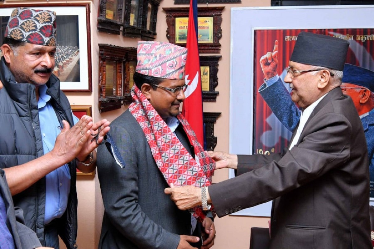 २४ घण्टा पनि एमालेमा बसेनन् ओलीले भित्र्याएका पालिका अध्यक्ष