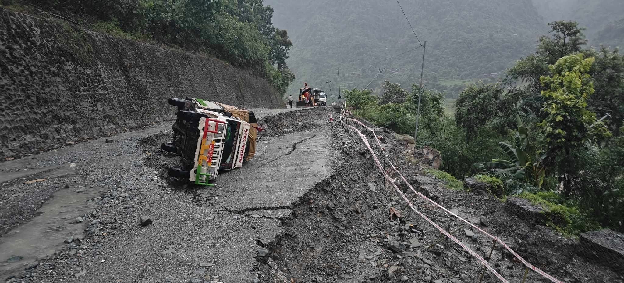 नारायणगढ-मुग्लिन सडकको ९ ठाउँमा पहिरो, खुल्न समय लाग्ने