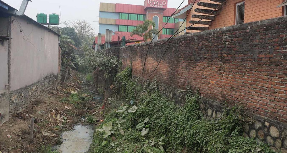 अतिक्रमणको चपेटामा परेको पुङ्गीखोला