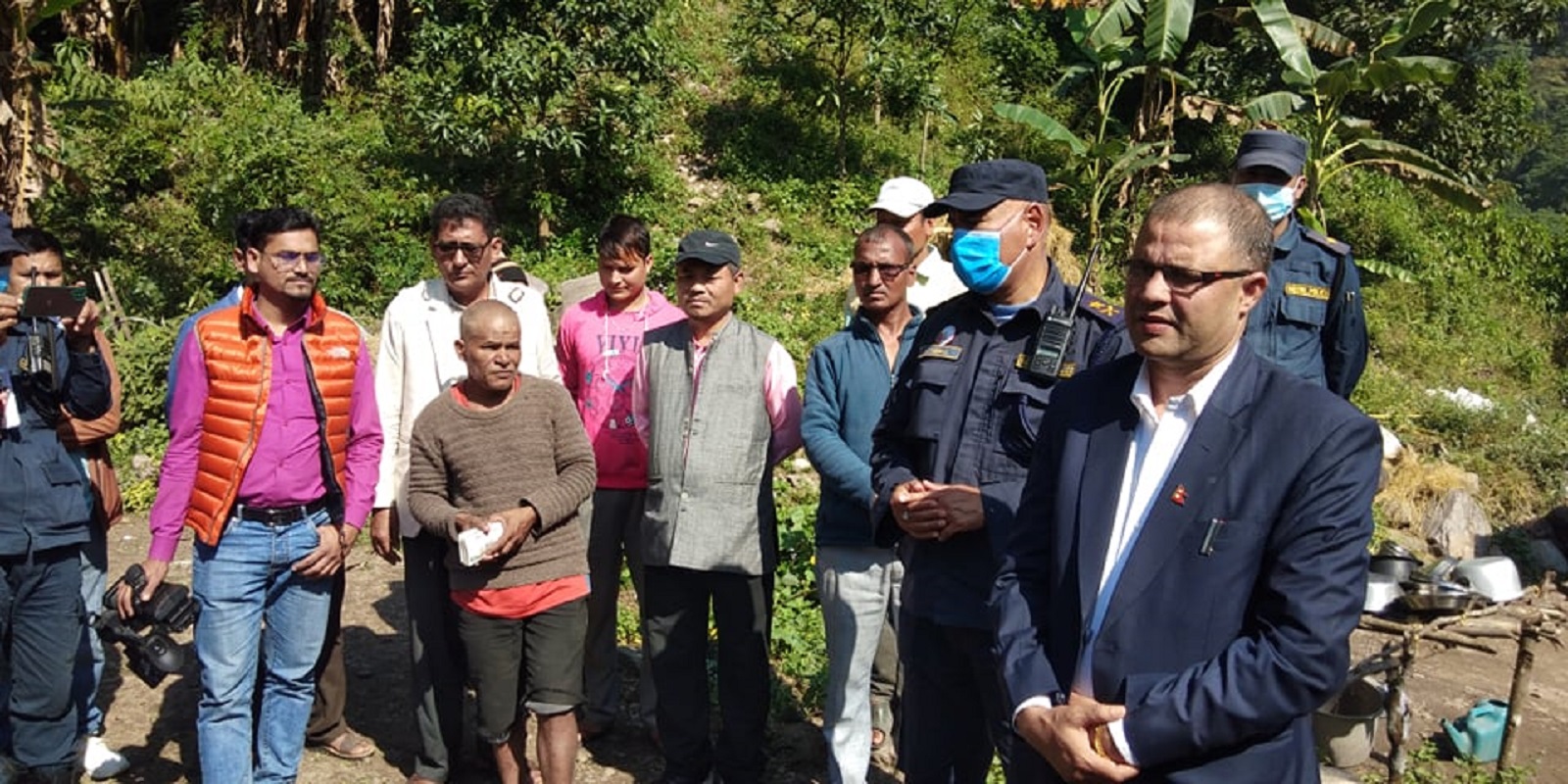 पहिरोमा परेर निधन भएका खड्का परिवारलाई दुई लाख हस्तान्तरण
