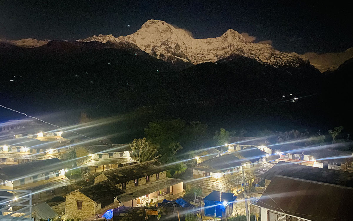 घान्द्रुकबाट राति यस्तो देखिन्छ अन्नपूर्ण
