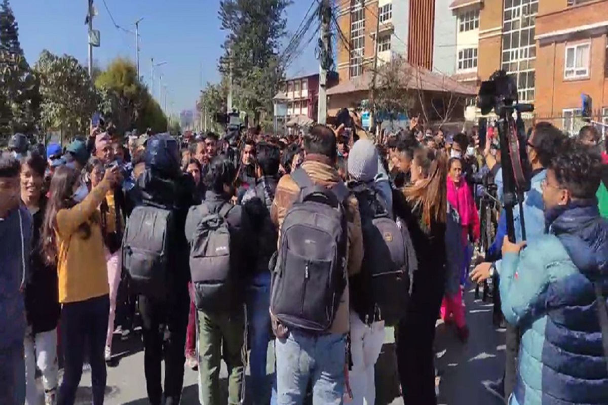 रवि लामिछानेको पक्षमा माइतीघरमा नाराबाजी
