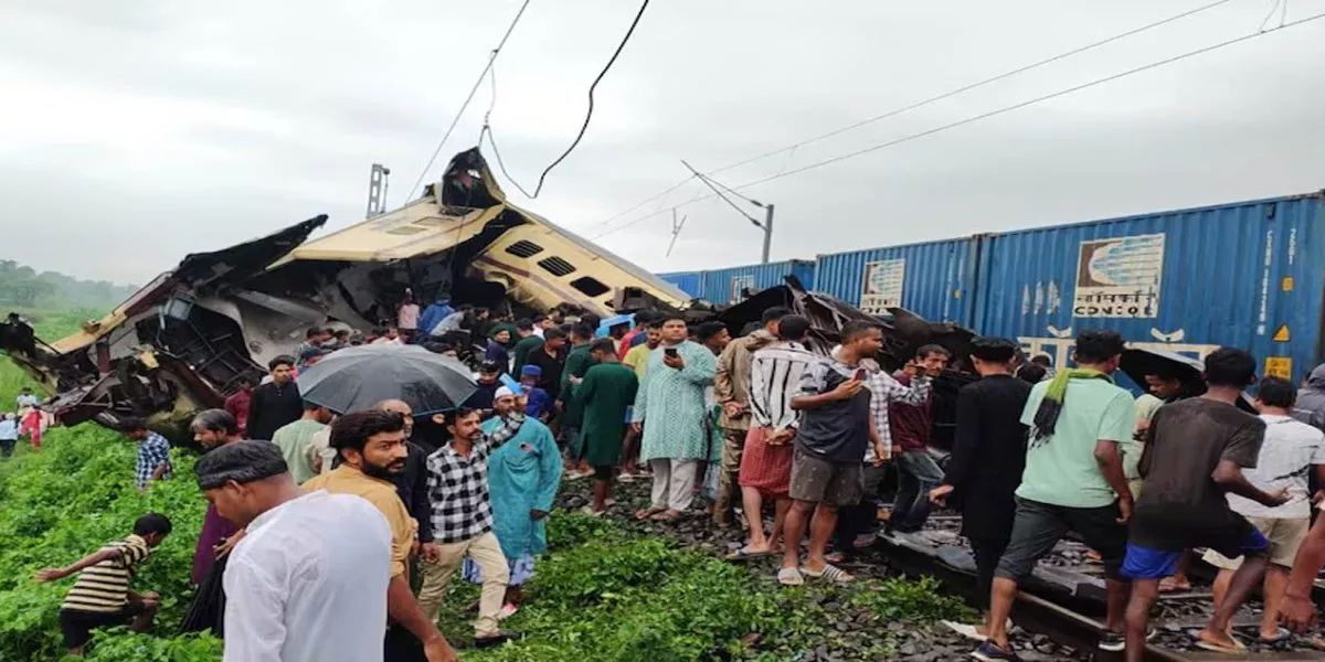 दार्जिलिङमा दुई रेल ठोक्किँदा १५ जनाको मृत्यु