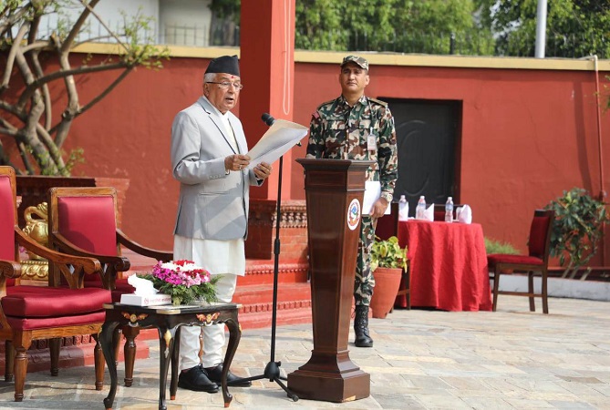 तामझामबिनै प्रतिनिधिसभा भवन जाँदै राष्ट्रपति रामचन्द्र पौडेल