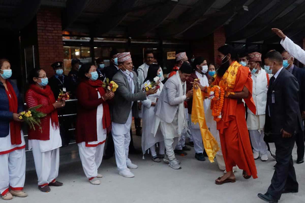 काठमाडौंमा बाबा रामदेव, भारतका यातायातमन्त्री गड्करी पनि आउँदै