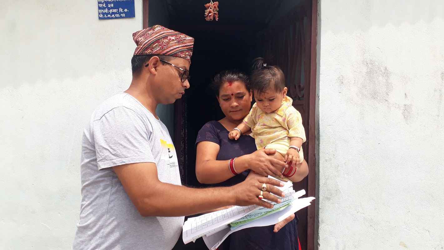मतदातालाई मतदान गर्न सिकाउँदै उम्मेदवार