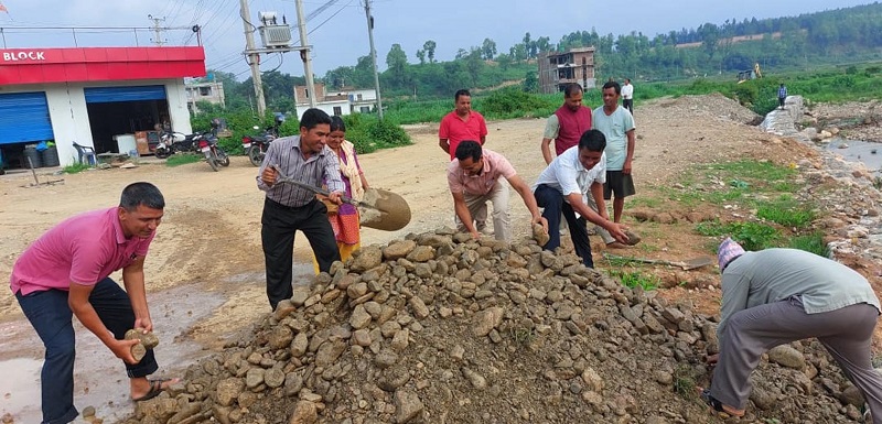 सडक मर्मत गर्दै तुलसीपुर उपमहानगरका जनप्रतिनिधि