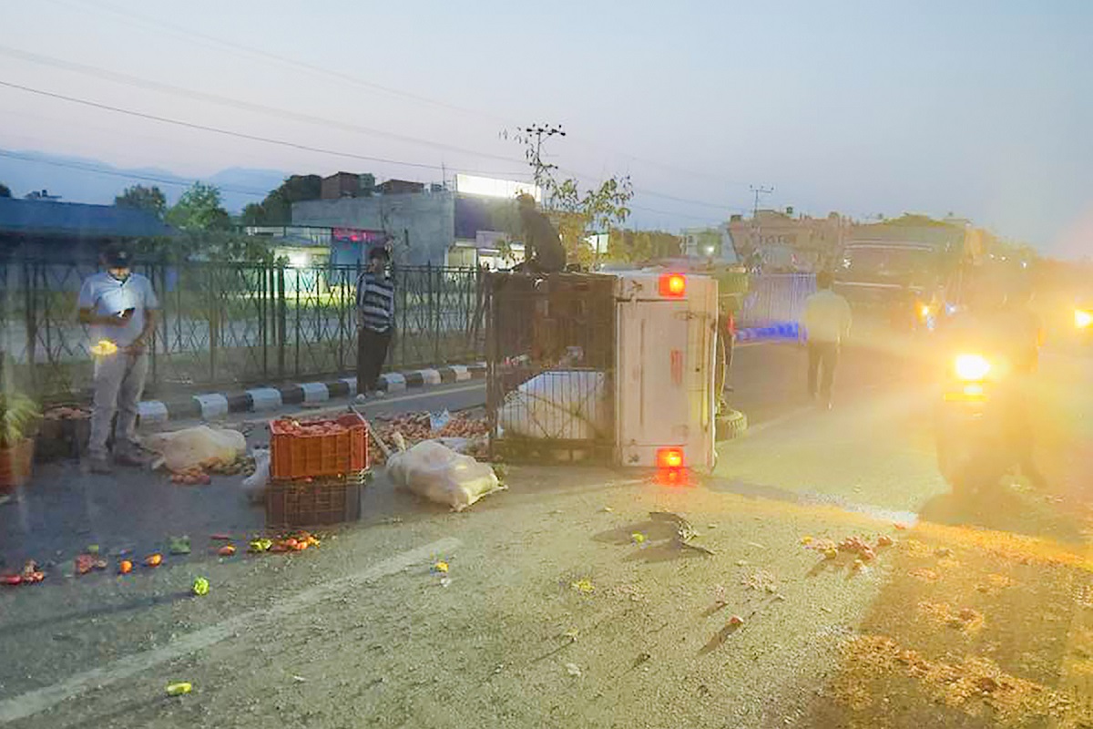 सुर्खेतमा दुर्घटना भएको तरकारी बोकेको गाडी