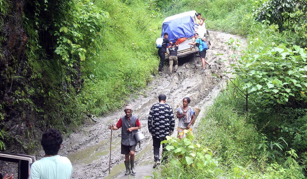 उकालोको हिलोमा गाडी फसेपछि...